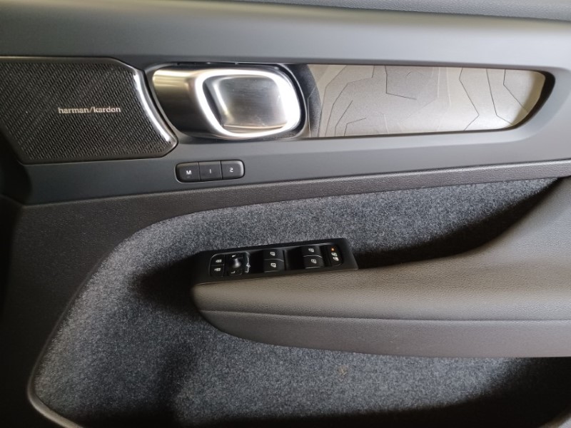 2023 (23) VOLVO XC40 1.5 T5 Recharge PHEV Ultimate Dark 5dr Auto 5733876