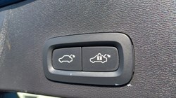 2022 (22) VOLVO XC40 2.0 B3P Plus Dark 5dr Auto 5802752