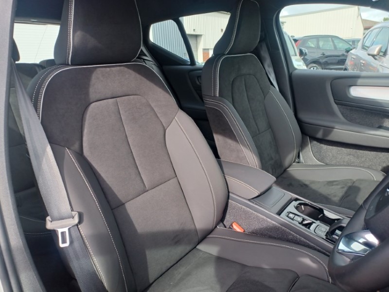 2026 (26) VOLVO XC40 2.0 B3P Plus Dark 5dr Auto 5787524