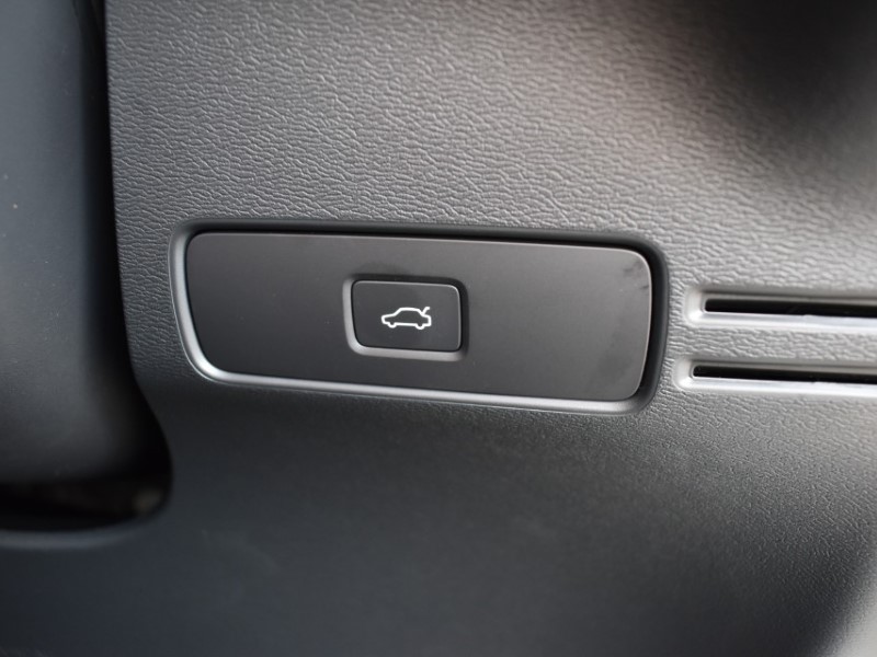 2026 (26) VOLVO XC40 2.0 B3P Plus Dark 5dr Auto 5787542