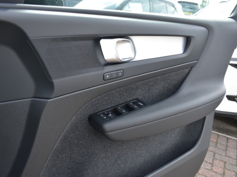 2026 (26) VOLVO XC40 2.0 B3P Plus Dark 5dr Auto 5787541