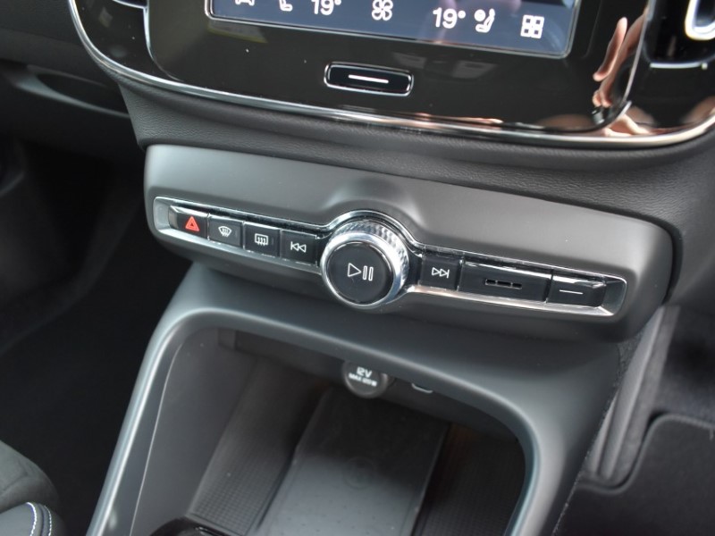 2026 (26) VOLVO XC40 2.0 B3P Plus Dark 5dr Auto 5787543