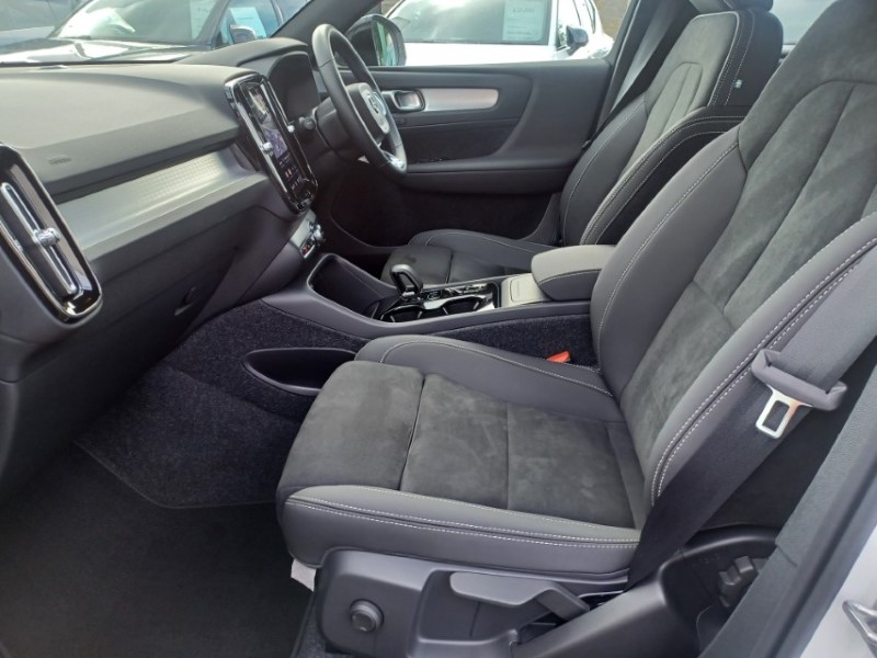 2026 (26) VOLVO XC40 2.0 B3P Plus Dark 5dr Auto 5787531