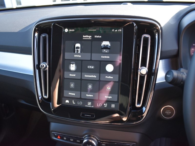 2025 (75) VOLVO XC40 2.0 B3P Plus Dark 5dr Auto 5820702