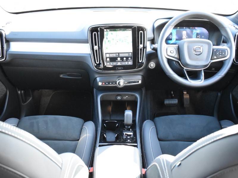 2025 (75) VOLVO XC40 2.0 B3P Plus Dark 5dr Auto 5820718
