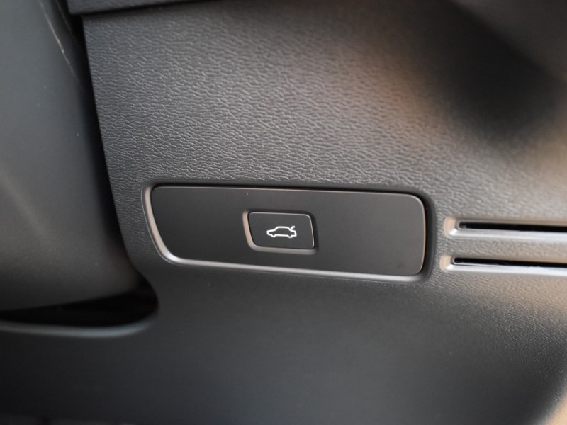 2025 (75) VOLVO XC40 2.0 B3P Plus Dark 5dr Auto 5820696