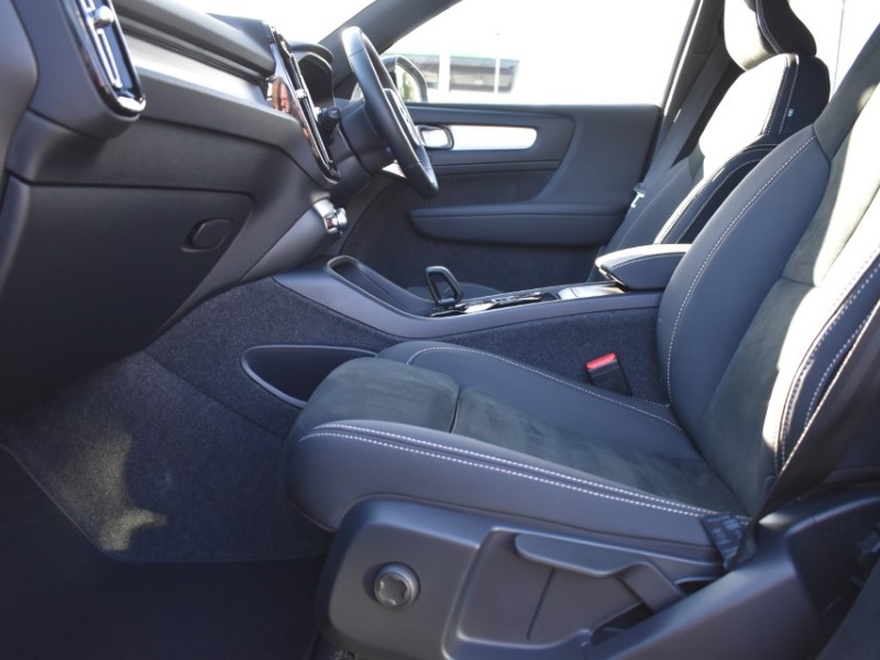 2025 (75) VOLVO XC40 2.0 B3P Plus Dark 5dr Auto 5820723