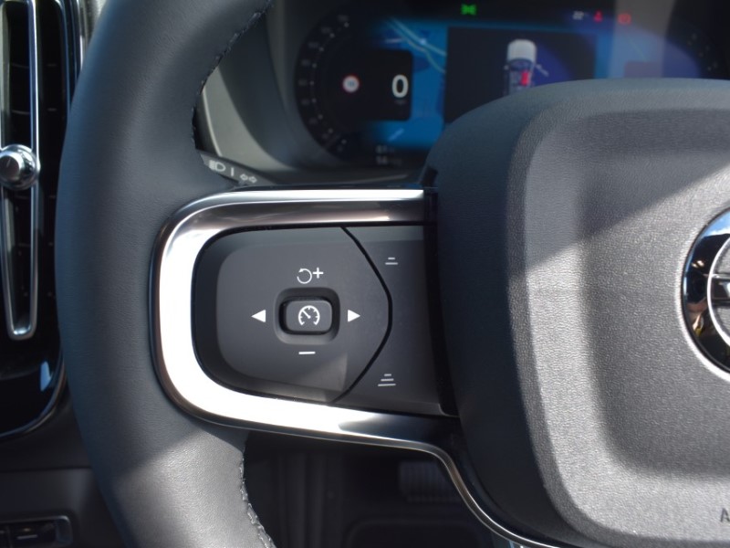 2023 (73) VOLVO XC40 2.0 B4P Plus Dark 5dr Auto 5817471