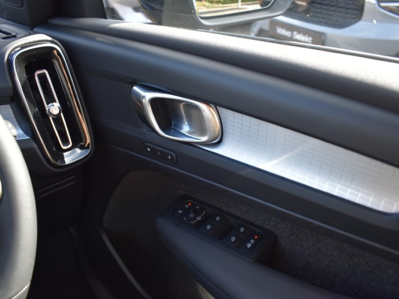 2023 (73) VOLVO XC40 2.0 B4P Plus Dark 5dr Auto 5817470