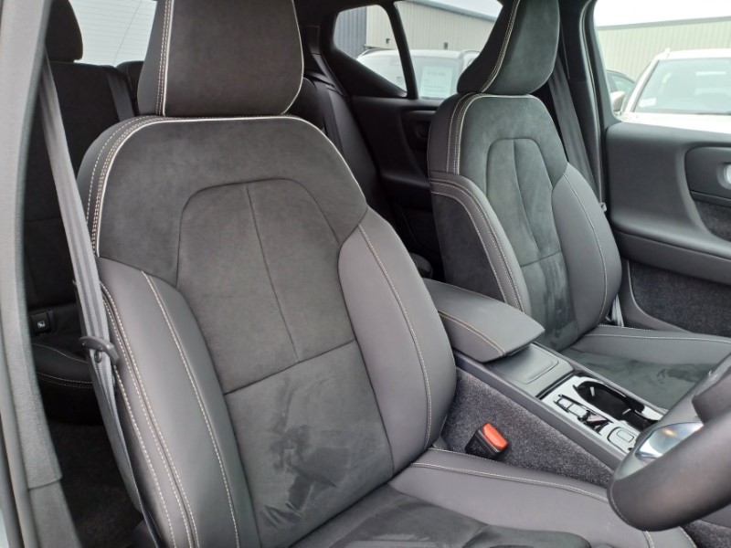 2025 (25) VOLVO XC40 2.0 B3P Plus Black Edition 5dr Auto 5805664