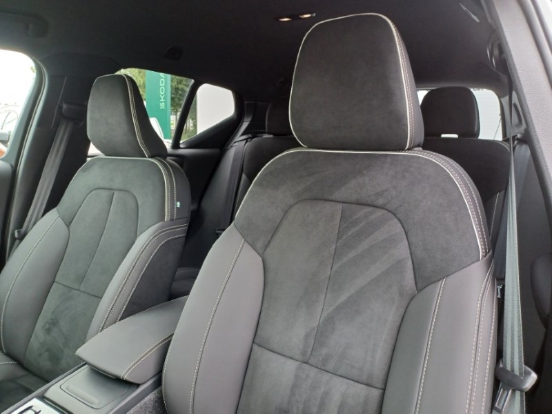 2025 (25) VOLVO XC40 2.0 B3P Plus Black Edition 5dr Auto 5805680