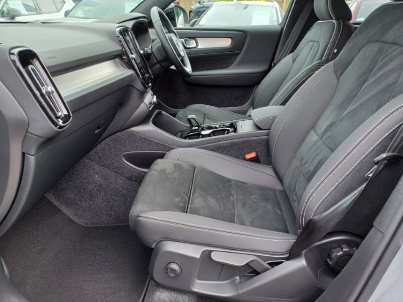 2025 (25) VOLVO XC40 2.0 B3P Plus Black Edition 5dr Auto 5805677