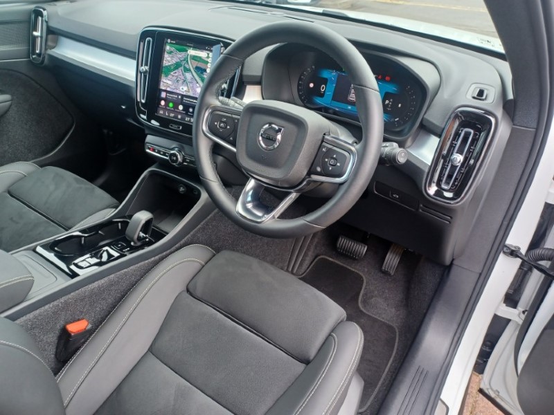 2025 (75) VOLVO XC40 2.0 B3P Plus Dark 5dr Auto 5837092