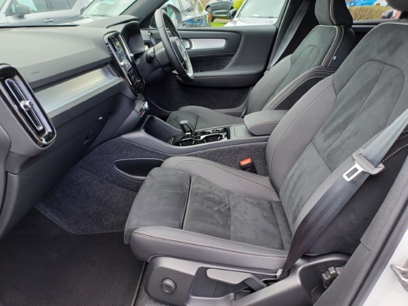 2025 (75) VOLVO XC40 2.0 B3P Plus Dark 5dr Auto 5837100