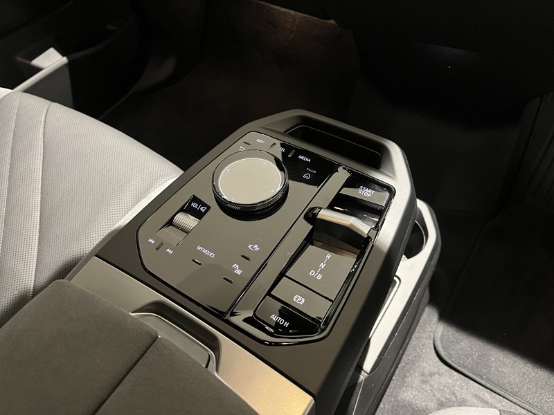 2025 (25) BMW iX 300kW xDrive45 M Sport 101kWh 5dr Auto 4246540