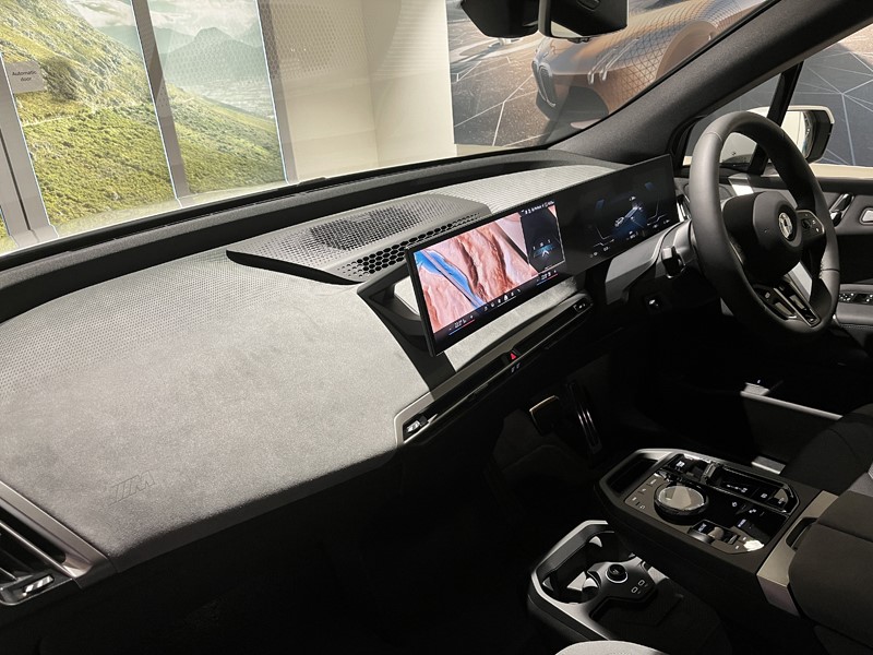 2025 (25) BMW iX 300kW xDrive45 M Sport 101kWh 5dr Auto 4246537