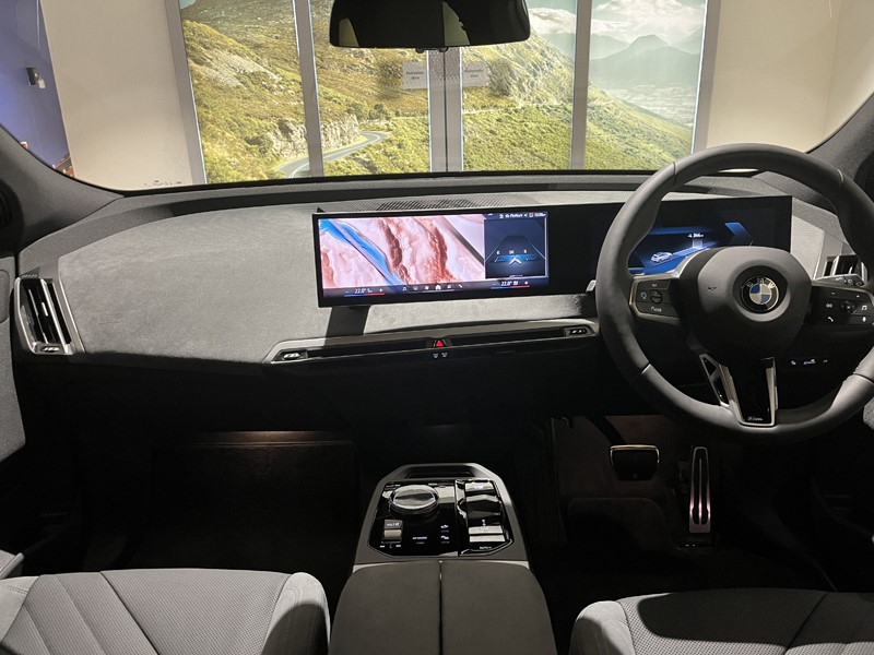 2025 (25) BMW iX 300kW xDrive45 M Sport 101kWh 5dr Auto 4246536