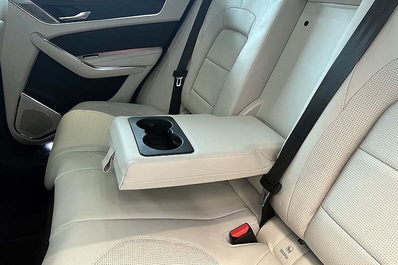  JAGUAR F-PACE 2.0 P400e R-Dynamic HSE Black 5dr Auto AWD 3185600