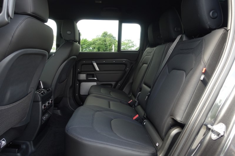  LAND ROVER DEFENDER 3.0 D300 Outbound 130 5dr Auto 3282213