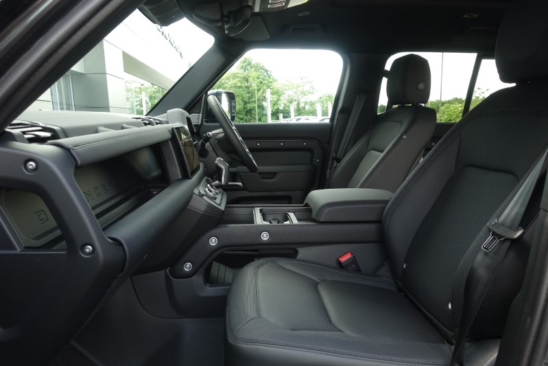  LAND ROVER DEFENDER 3.0 D300 Outbound 130 5dr Auto 3282212