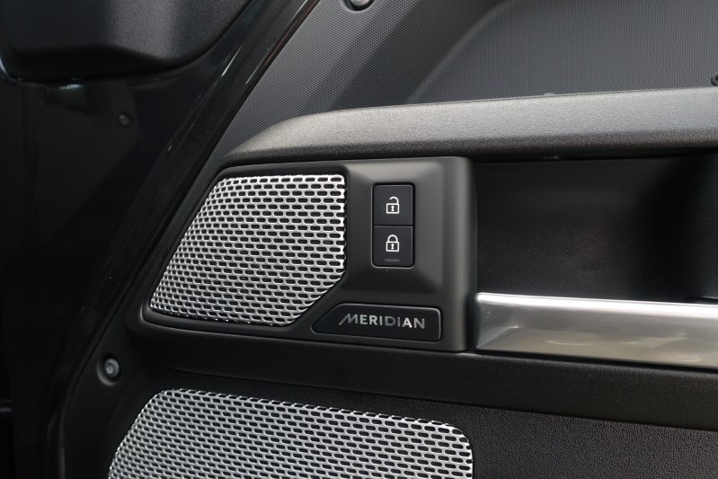  LAND ROVER DEFENDER 3.0 D300 Outbound 130 5dr Auto 3282245