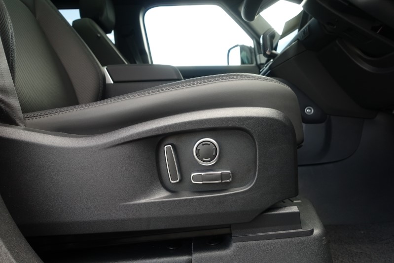  LAND ROVER DEFENDER 3.0 D300 Outbound 130 5dr Auto 3282243