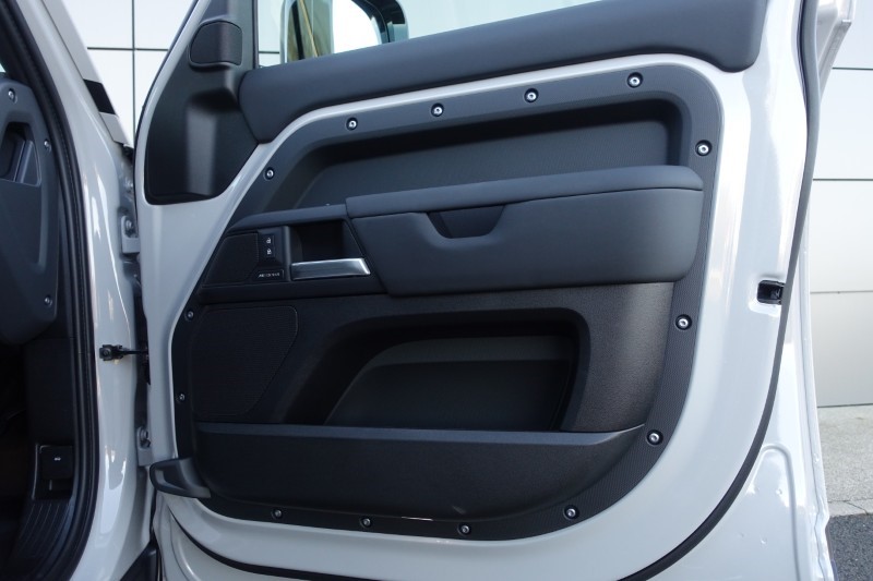  LAND ROVER DEFENDER 3.0 D350 X-Dynamic SE 110 5dr Auto 5306900