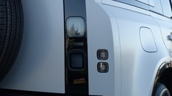 LAND ROVER DEFENDER 3.0 D350 X-Dynamic SE 110 5dr Auto 5306871