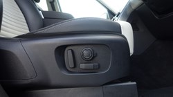 2025 (25) LAND ROVER DISCOVERY 3.0 D350 Dynamic SE 5dr Auto 4890263