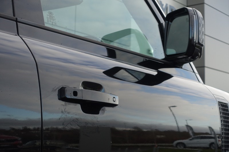 2023 (73) LAND ROVER DEFENDER 3.0 D300 X-Dynamic S 110 5dr Auto 4976341