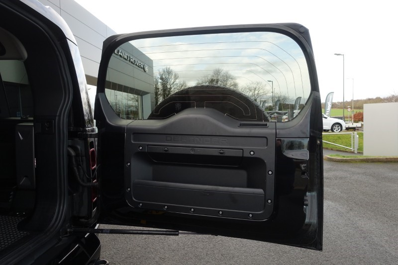 2023 (73) LAND ROVER DEFENDER 3.0 D300 X-Dynamic S 110 5dr Auto 4976351