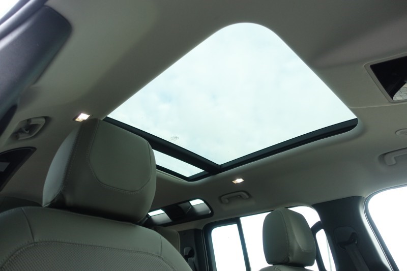 2023 (73) LAND ROVER DEFENDER 3.0 D300 X-Dynamic S 110 5dr Auto 4976365