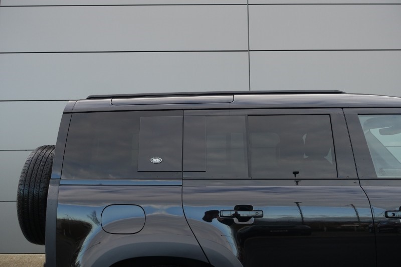 2023 (73) LAND ROVER DEFENDER 3.0 D300 X-Dynamic S 110 5dr Auto 4976342