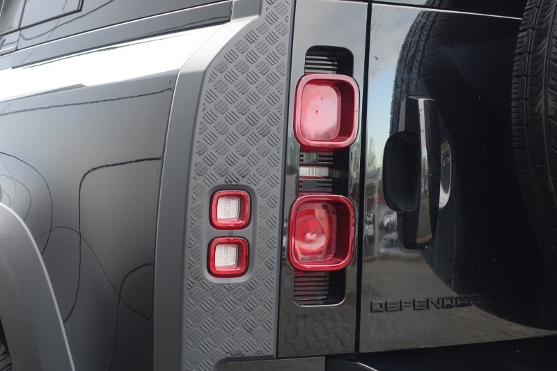 2023 (73) LAND ROVER DEFENDER 3.0 D300 X-Dynamic S 110 5dr Auto 4976337