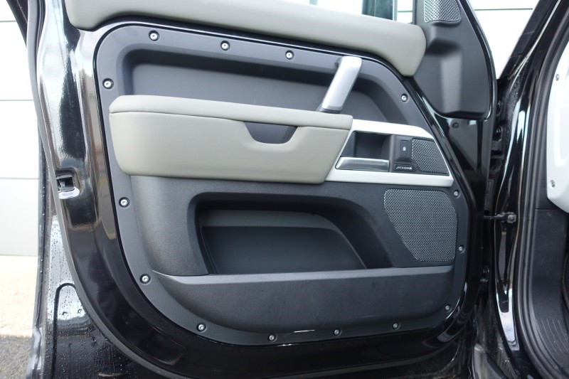 2023 (73) LAND ROVER DEFENDER 3.0 D300 X-Dynamic S 110 5dr Auto 4976378