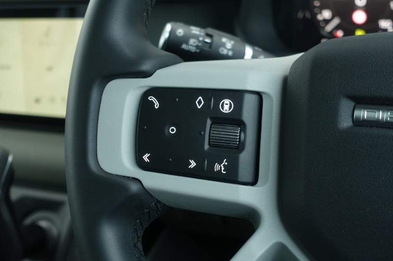 2023 (73) LAND ROVER DEFENDER 3.0 D300 X-Dynamic S 110 5dr Auto 4976355