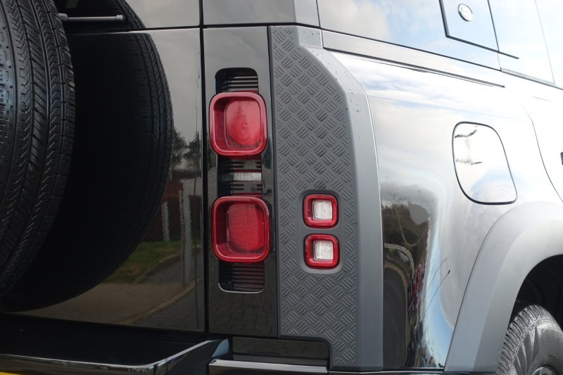 2023 (73) LAND ROVER DEFENDER 3.0 D300 X-Dynamic S 110 5dr Auto 4976344