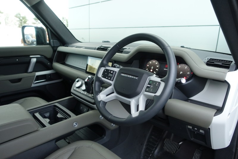 2023 (73) LAND ROVER DEFENDER 3.0 D300 X-Dynamic S 110 5dr Auto 4976363