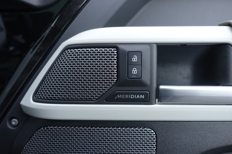 2023 (73) LAND ROVER DEFENDER 3.0 D300 X-Dynamic S 110 5dr Auto 4976369