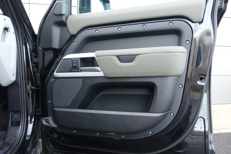 2023 (73) LAND ROVER DEFENDER 3.0 D300 X-Dynamic S 110 5dr Auto 4976368