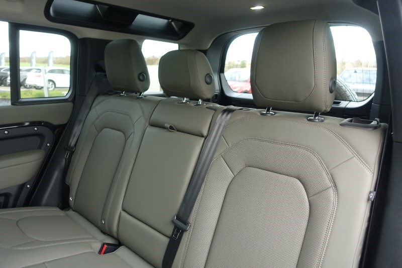 2023 (73) LAND ROVER DEFENDER 3.0 D300 X-Dynamic S 110 5dr Auto 4976377