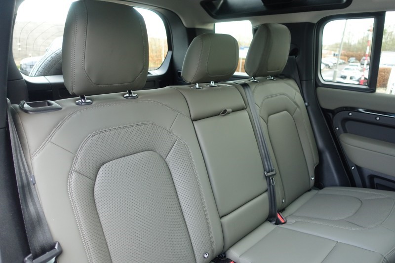 2023 (73) LAND ROVER DEFENDER 3.0 D300 X-Dynamic S 110 5dr Auto 4976373