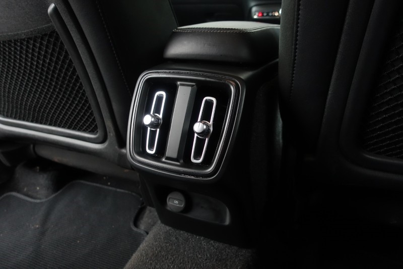 2019 (19) VOLVO XC40 2.0 D3 R DESIGN 5dr AWD Geartronic 5025240