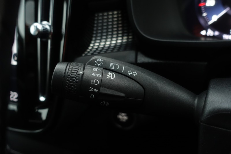 2019 (19) VOLVO XC40 2.0 D3 R DESIGN 5dr AWD Geartronic 5025256