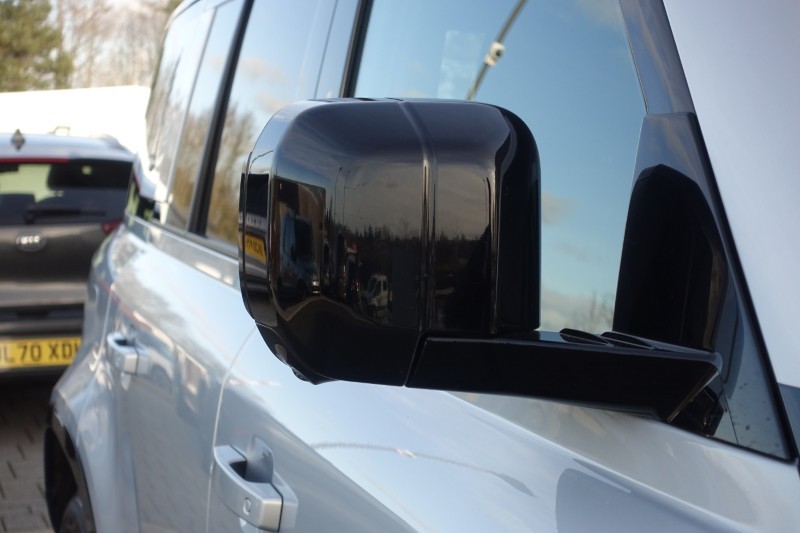 2024 (24) LAND ROVER DEFENDER 3.0 D300 X-Dynamic SE 110 5dr Auto 5117469