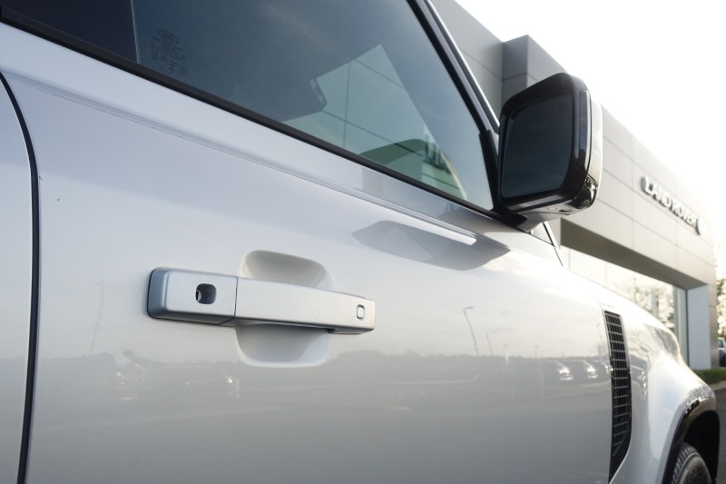 2024 (24) LAND ROVER DEFENDER 3.0 D300 X-Dynamic SE 110 5dr Auto 5117470