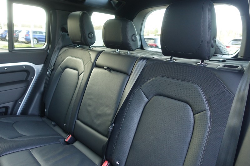 2024 (24) LAND ROVER DEFENDER 3.0 D300 X-Dynamic SE 110 5dr Auto 5117507