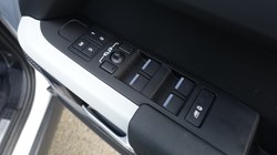 2024 (24) LAND ROVER DEFENDER 3.0 D300 X-Dynamic SE 110 5dr Auto 5117500