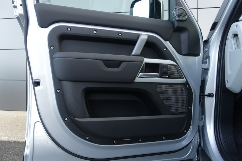 2024 (24) LAND ROVER DEFENDER 3.0 D300 X-Dynamic SE 110 5dr Auto 5117508