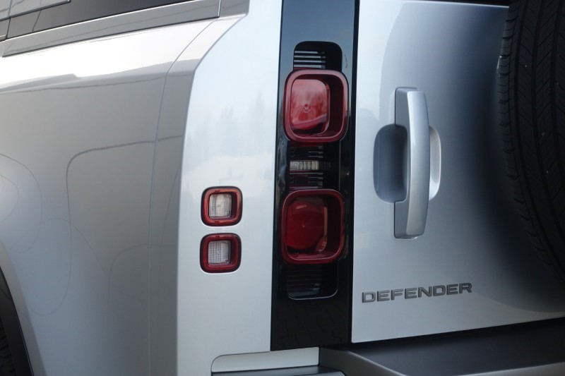 2024 (24) LAND ROVER DEFENDER 3.0 D300 X-Dynamic SE 110 5dr Auto 5117467